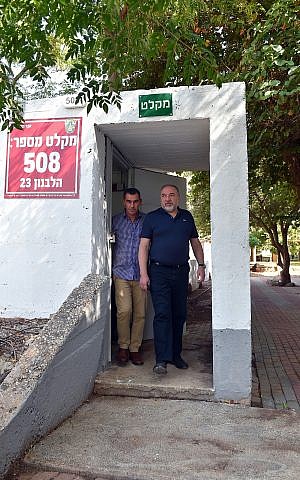 El ministro de Defensa Avigdor Liberman, en el centro, recorre la frontera con Líbano el 31 de agosto de 2018. (Ariel Hermoni / Ministerio de Defensa)