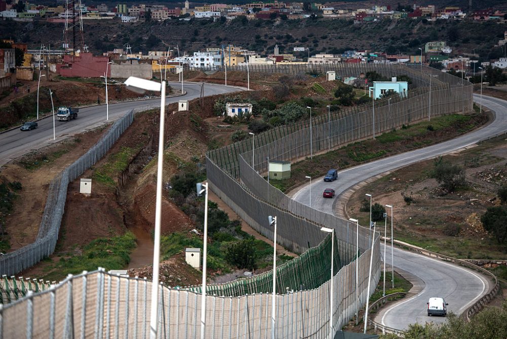 En la imagen: una sección de la valla fronteriza entre Marruecos y el enclave español de Ceuta. (Fuente de la imagen: David Ramos / Getty Images)