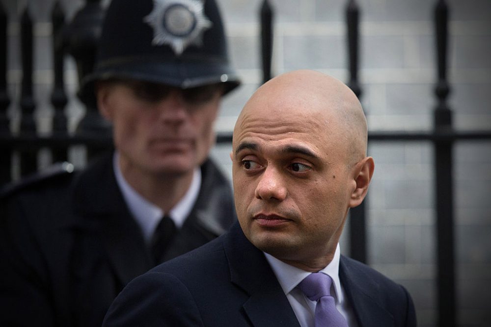 El ministro del Interior de Gran Bretaña, Sajid Javid (derecha), ordenó investigar el origen étnico de las pandillas sexuales, aparentemente para "descubrir por qué los hombres declarados culpables de delitos sexuales grupales son desproporcionadamente de origen pakistaní". (Fuente de la imagen: Carl Court / Getty Images)