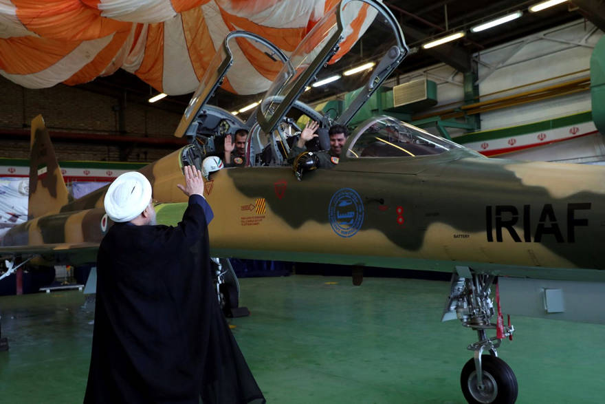 El presidente iraní Hassan Rohani, a la izquierda, saluda a los pilotos antes de la inauguración de su avión de combate, el 21 de agosto de 2018. Oficina de la Presidencia iraní a través de AP