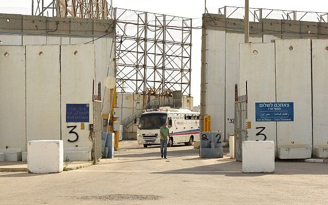 Una ambulancia que causa heridas a los palestinos en enfrentamientos fronterizos con Jordania para recibir tratamiento médico se ve saliendo de la Franja de Gaza a través del cruce fronterizo de Erez el 18 de mayo de 2018. (Portavoz de las FDI)