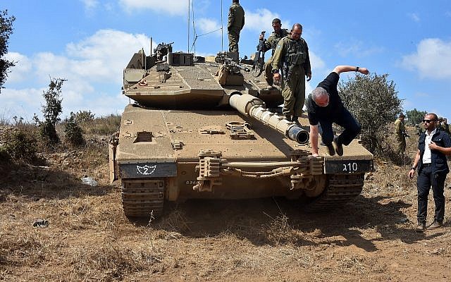 El Ministro de Defensa, Avigdor Liberman, baja de un tanque en los Altos del Golán el 7 de agosto de 2018. (Ariel Hermoni / Ministerio de Defensa)