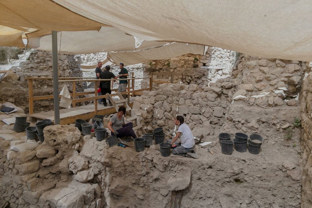 Desde el sitio de la excavación, donde se encontró un extraño arete de oro, de más de 2.000 años de antigüedad, en la ciudad de David, en Jerusalén. Elyyahu Yannai / Ciudad de David