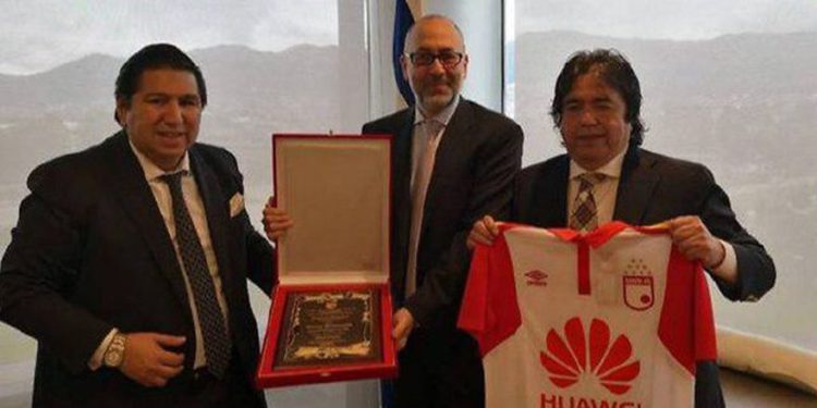 Equipo de fútbol colombiano elimina imagen con embajador de Israel