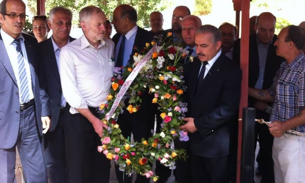 Jeremy Corbyn (segundo desde la izquierda) sosteniendo una ofrenda floral durante una visita a los Mártires de Palestina, en Túnez, en octubre de 2014. (Página de Facebook de la embajada palestina en Túnez)