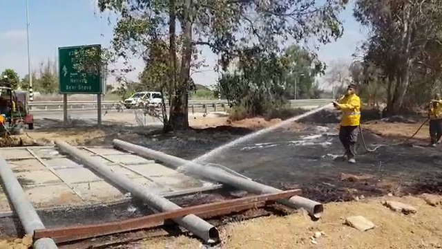 Bomberos trabajan para apagar el fuego causado por cometas incendiarias lanzadas desde Gaza (Foto: KKL)