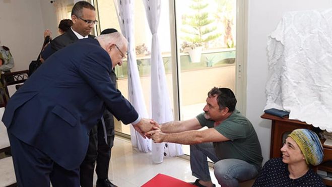 El presidente Reuven Rivlin con los padres de Ronen (Foto: Gov. Press Office)