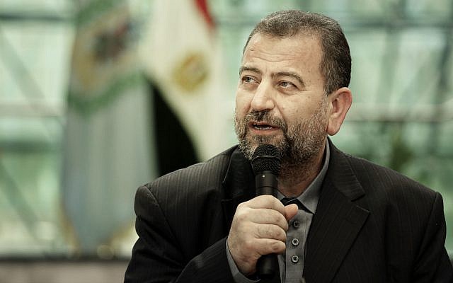 El vicepresidente político de Hamás, Saleh al-Arouri, después de firmar un acuerdo de reconciliación con el alto funcionario de Fatah Azzam al-Ahmad, durante una breve ceremonia en el complejo de inteligencia egipcio en El Cairo, Egipto, 12 de octubre de 2017. (AP / Nariman El-Mofty)