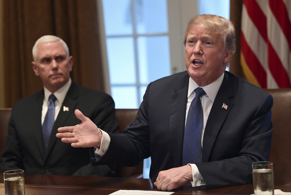 El presidente de EE. UU., Donald Trump, a la derecha, sentado al lado del vicepresidente Mike Pence, habla en la sala del gabinete de la Casa Blanca en Washington, el lunes 9 de abril de 2018, al comienzo de una reunión con los líderes militares. (AP Photo / Susan Walsh)