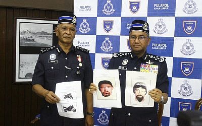 El inspector general de la Real Policía de Malasia, Mohamad Fuzi Harun, a la derecha, muestra dos imágenes de sospechosos del asesinato de un hombre de Hamás durante una conferencia de prensa en Kuala Lumpur, Malasia, el lunes 23 de abril de 2018. (AP)El inspector general de la Real Policía de Malasia, Mohamad Fuzi Harun, a la derecha, muestra dos imágenes de sospechosos del asesinato de un hombre de Hamás durante una conferencia de prensa en Kuala Lumpur, Malasia, el lunes 23 de abril de 2018. (AP)