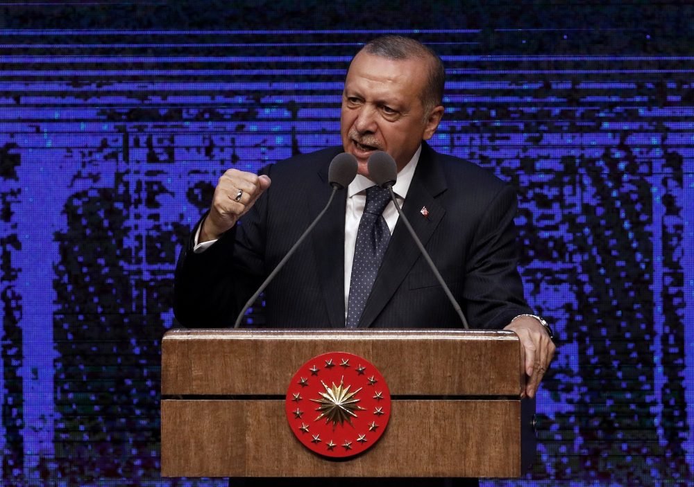 El presidente de Turquía, Recep Tayyip Erdogan, anuncia un plan de acción para los primeros 100 días de su nueva presidencia, en Ankara, Turquía, el viernes 3 de agosto de 2018. (AP / Burhan Ozbilici)