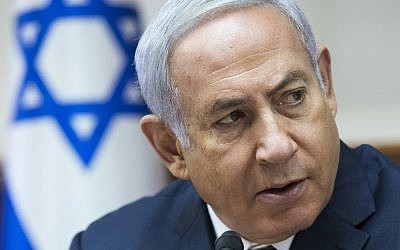 El primer ministro Benjamin Netanyahu se dirige a la reunión semanal del gabinete en su oficina en Jerusalén, el 12 de agosto de 2018. (Jim Hollander / Pool vía AP)