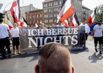 Cientos de neonazis marchan en Berlín, protegidos por la policía