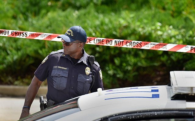 La policía investiga la escena de un tiroteo múltiple el domingo 26 de agosto de 2018 en Jacksonville Landing en Jacksonville, Florida (Will Dickey / The Florida Times-Union vía AP)