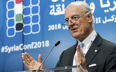 En esta foto de archivo del 25 de abril de 2018, el Enviado Especial de la ONU del Secretario General sobre Siria, Staffan de Mistura, se dirige a los medios durante una conferencia sobre "Apoyar el futuro de Siria y la región" en el Consejo de la UE en Bruselas. (AP Photo / Geert Vanden Wijngaert, Archivo)