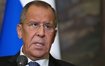 El Ministro de Asuntos Exteriores de Rusia, Serguéi Lavrov, habla con los medios durante una conferencia de prensa conjunta con el Ministro de Asuntos Exteriores sirio, Walid Moallem, tras sus conversaciones en Moscú, Rusia, el jueves 30 de agosto de 2018. (AP Photo / Alexander Zemlianichenko)