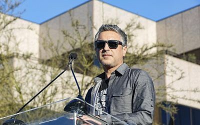 Reza Aslan habla en el mitin "United Voices" de la UTA en la sede central de United Talent Agency el 24 de febrero de 2017 en Beverly Hills, California (Willy Sanjuan / Invision / AP)