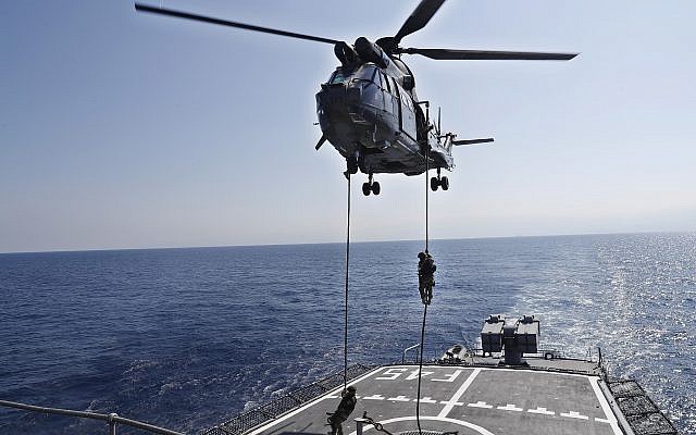 Soldados del ejército libanés descienden de un helicóptero a la cubierta del buque de guerra brasileño UNIAO, parte de la fuerza marítima de la FPNUL, durante un ejercicio de entrenamiento conjunto para evitar el contrabando de material ilegal, frente a la costa de Beirut, Líbano, el miércoles 23 de agosto , 2017. (AP / Hussein Malla)