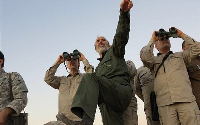 Esta foto de archivo proporcionada el viernes 20 de octubre de 2017 por los medios militares centrales sirios controlados por el gobierno muestra que el jefe del Estado Mayor del ejército iraní, mayor general Mohammad Bagheri, a la izquierda, mira a los prismáticos mientras visita y a otros oficiales superiores del ejército iraní. una primera línea en la provincia norteña de Aleppo, Siria. (Medios militares centrales sirios, vía AP)