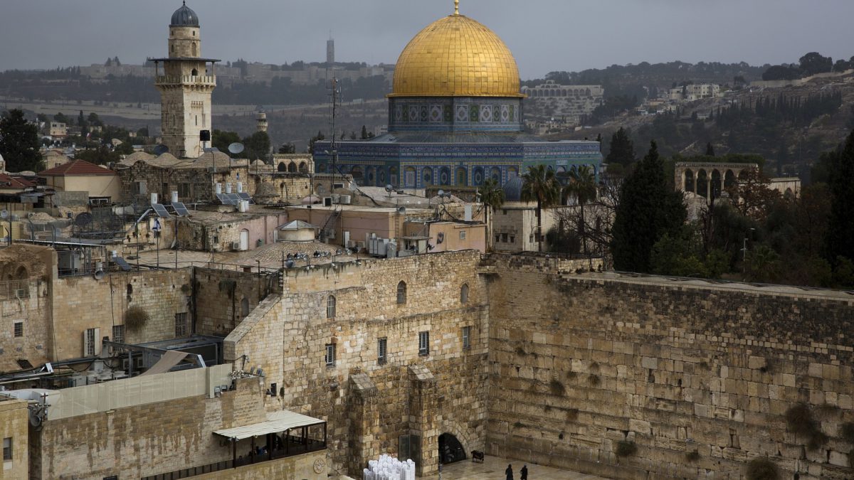 Una vista del Muro Occidental y la Cúpula de la Roca, uno de los sitios más sagrados para judíos y musulmanes, se ve en la Ciudad Vieja de Jerusalem, el 6 de diciembre de 2017 (AP Photo / Oded Balilty)