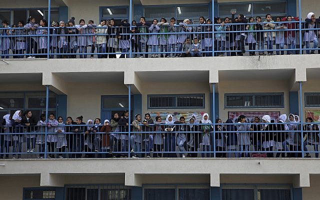 Las niñas de las escuelas de refugiados miran como el comisario general de la UNRWA, Pierre Kraehenbuehl, da una conferencia de prensa para lanzar una campaña mundial para apoyar al OOPS en la Escuela Preparatoria Rimal de la UNRWA en la ciudad de Gaza, 22 de enero de 2018 (AP Photo / Adel Hana)