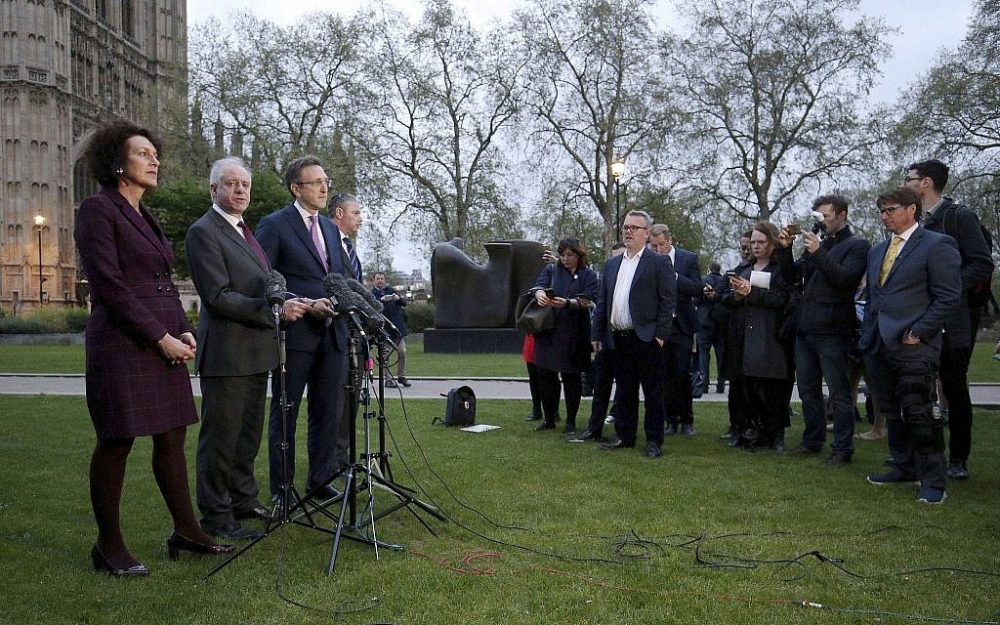 Miembros de la Junta de Diputados de los judíos británicos, de izquierda a derecha, Gillian Merron, Jonathan Arkush, Jonathan Goldstein y Simon Johnson, hablan ante los medios de comunicación fuera del parlamento británico después de una reunión con el líder del Partido Laborista Jeremy Corbyn, en Londres, el martes 24 de abril de 2018. (Jonathan Brady / PA vía AP)