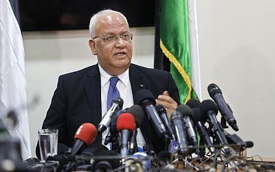 El principal negociador palestino Saeb Erekat habla durante una conferencia de prensa en la ciudad cisjordana de Ramallah, el 4 de julio de 2018. (AP Photo / Nasser Shiyoukhi)