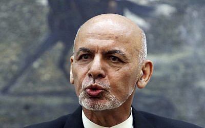 El presidente afgano Ashraf Ghani habla durante una conferencia de prensa en el palacio presidencial en Kabul, Afganistán, el 15 de julio de 2018. (AP Photo / Rahmat Gul)