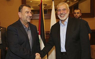 En esta foto, Ismail Haniyeh, a la derecha, el jefe de la oficina política de Hamás, estrecha la mano de su vicepresidente Saleh al-Arouri, a su llegada a Gaza desde El Cairo, Egipto, en la ciudad de Gaza, el 2 de agosto de 2018. (Mohammad Austaz / Hamás Oficina de medios a través de AP)