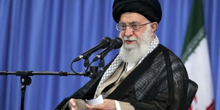 Khamenei dice que Irán puede “dejar de lado” el acuerdo nuclear