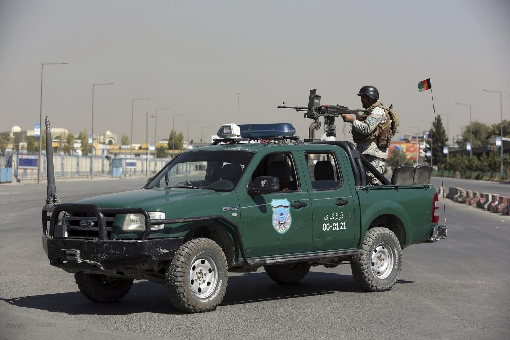 Un oficial de seguridad afgano trabaja con una pistola cerca de una casa donde se esconden los atacantes, en Kabul, Afganistán, el 21 de agosto de 2018. (AP Photo / Rahmat Gul)