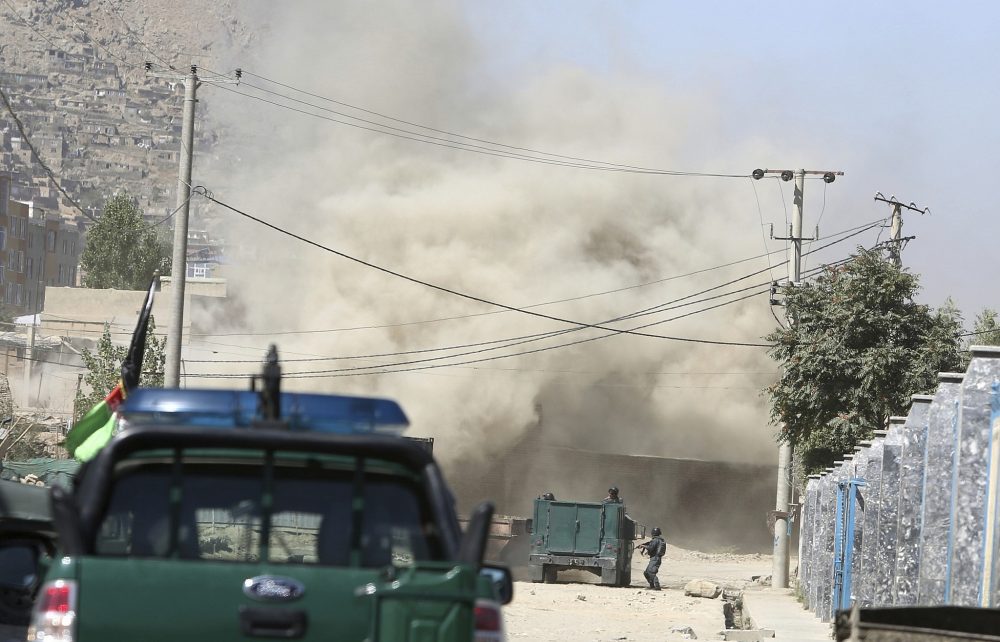 El humo se eleva desde una casa donde presuntos atacantes se ocultan en Kabul, Afganistán, el 21 de agosto de 2018. (AP Photo / Rahmat Gul)