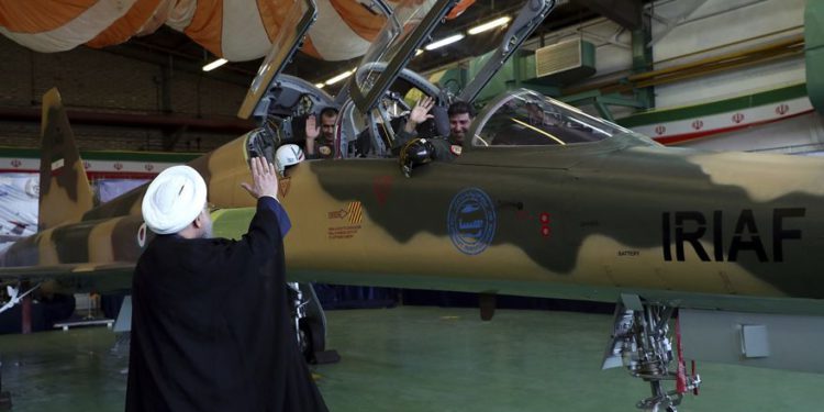 Israel dice que avión de combate "indígena" de Irán es una copia de F-5 obsoleto