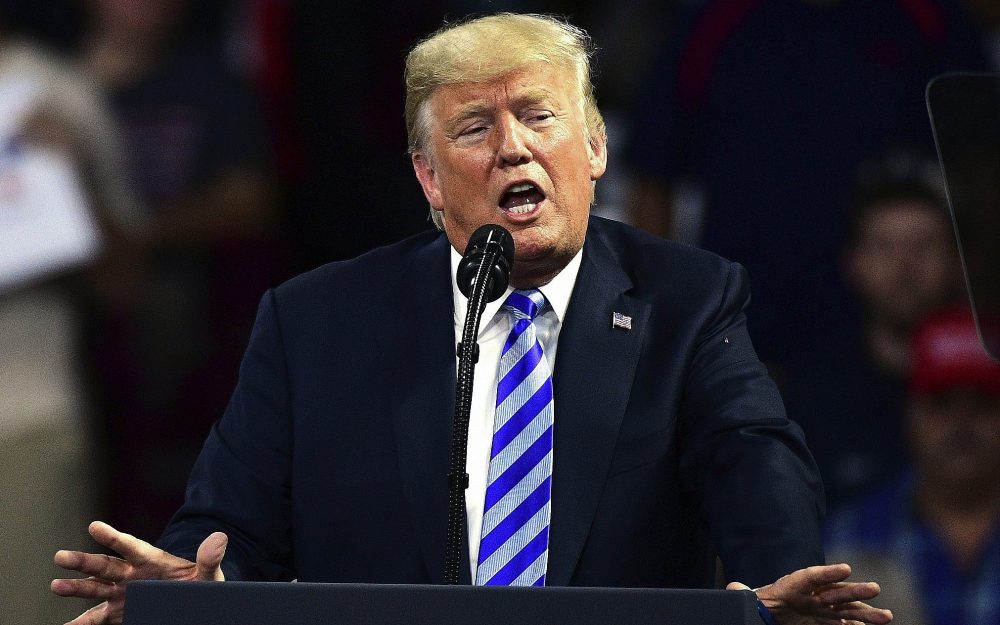 El presidente de EE. UU., Donald Trump, habla durante una manifestación el 21 de agosto de 2018 en el Civic Center de Charleston, Virginia Occidental. (AP Photo / Tyler Evert)