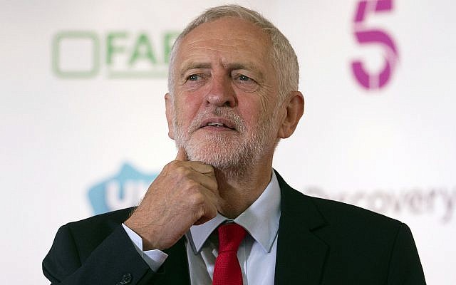 El líder del partido laborista británico Jeremy Corbyn se enfrentará a los medios después de pronunciar la conferencia alternativa MacTaggart explorando el papel de los medios en el Festival de Televisión de Edimburgo en Edimburgo, Escocia, el 23 de agosto de 2018. (Jane Barlow / PA vía AP)