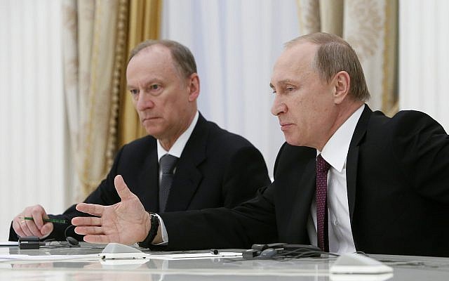 El presidente ruso Vladimir Putin, a la derecha, flanqueado por el secretario del Consejo de Seguridad Nikolai Patrushev, se reúne con los altos funcionarios de los países BRICS a cargo de cuestiones de seguridad en el Kremlin de Moscú, Rusia, el 26 de mayo de 2015. (Sergei Karpukhin / Pool Photo via AP)