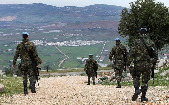 Patrullas de paz españolas de la ONU patrullan en la disputada zona de Shebaa Farms entre Líbano e Israel, frente al pueblo fronterizo dividido de Ghajar, en el sudeste de Líbano, el martes 24 de febrero de 2015. (AP / Hussein Malla)