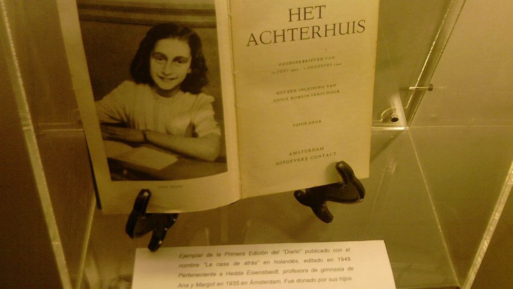 Primera edición del libro póstumo de Ana Frank, editado por su padre. Este testimonio escrito entre 1942 y 1944 aún conmueve al mundo.