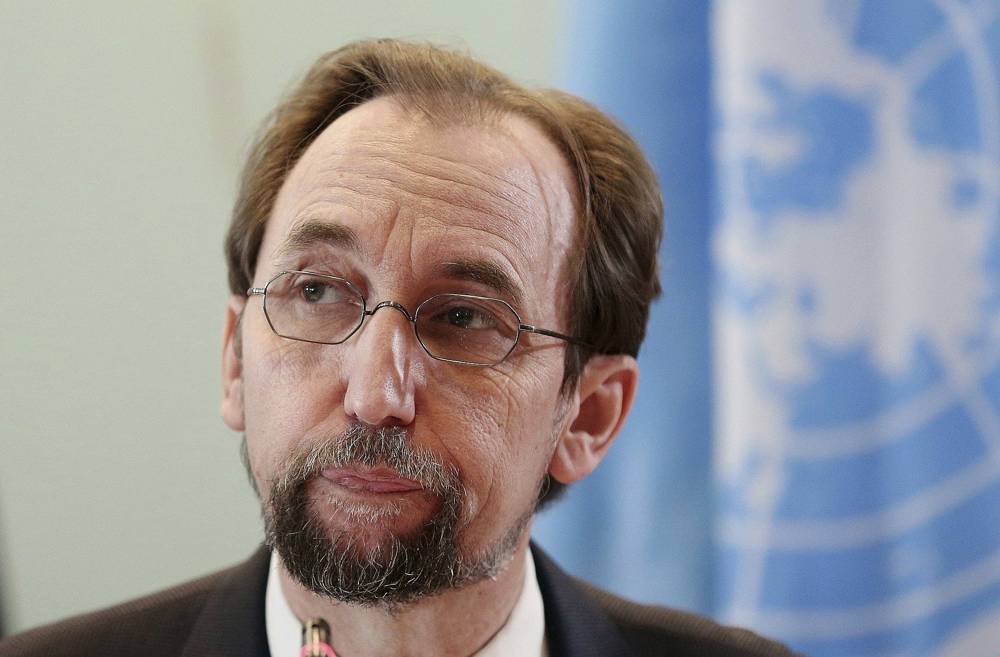 En esta foto del 7 de febrero de 2018, el jefe de derechos humanos de la ONU, Zeid Ra'ad Al Hussein, habla en una conferencia de prensa en Yakarta, Indonesia. (AP Photo / Dita Alangkara, Archivo)