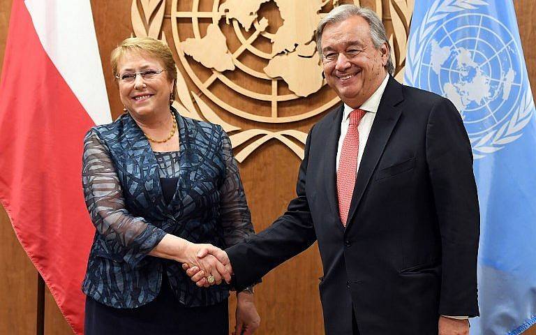 En esta foto de archivo tomada el 21 de septiembre de 2017, el Secretario General de las Naciones Unidas, Antonio Guterres (R), se reúne con la entonces presidenta de Chile, Michelle Bachelet, en las Naciones Unidas en Nueva York. (AFP Photo / Angela Weiss)