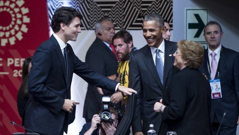 El Primer Ministro de Canadá Justin Trudeau (L), el Presidente de EE. UU. Barack Obama (C) y la Presidenta de Chile Michelle Bachelet hablan antes del inicio de una reunión de líderes económicos durante la Cumbre de Cooperación Económica Asia-Pacífico en el Centro de Convenciones de Lima, el 20 de noviembre de 2016 en Lima. (AFP photo / Brendan Smialowski)