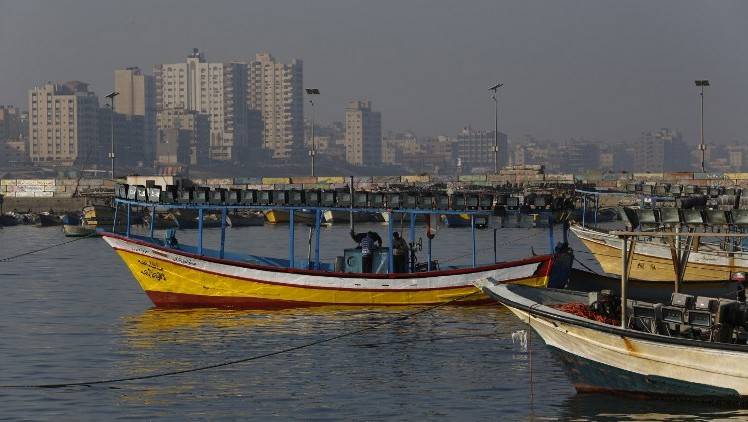 Los barcos de pesca palestinos se ven en el puerto de la ciudad de Gaza el 1 de abril de 2016. (AFP / Mohammed Abed)