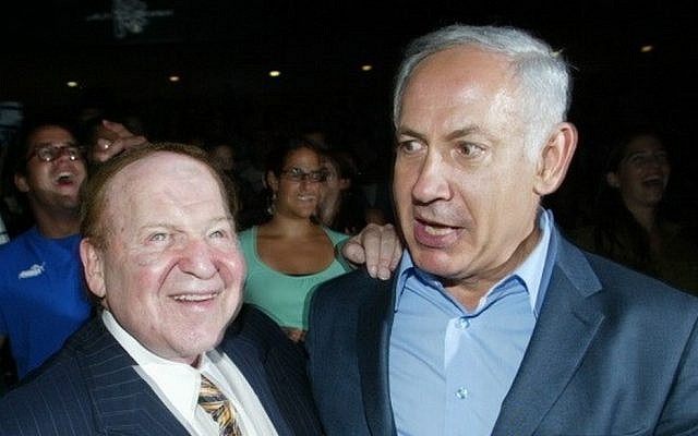 El multimillonario empresario estadounidense Sheldon Adelson (izq.) Se reúne con Benjamin Netanyahu durante una ceremonia en el Palacio de Congresos de Jerusalén, el 12 de agosto de 2007. (Flash90)