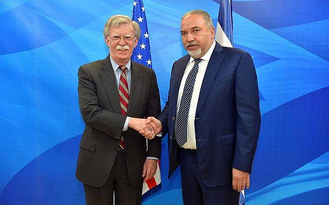 El Ministro de Defensa Avigdor Liberman (R) se reúne con el Asesor de Seguridad Nacional de los EE. UU. John Bolton en Jerusalén el 20 de agosto de 2018. (Ariel Hermoni / Ministerio de Defensa)