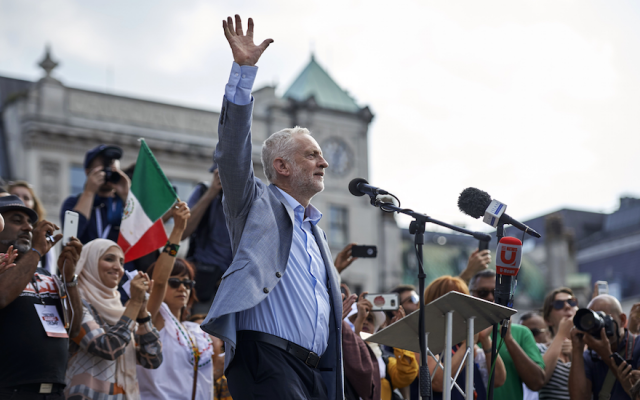 Jeremy Corbyn se dirige a la multitud en Trafalgar Square en Londres, Inglaterra, el 13 de julio de 2018. (Niklas Hallen / AFP / Getty Images / vía JTA)