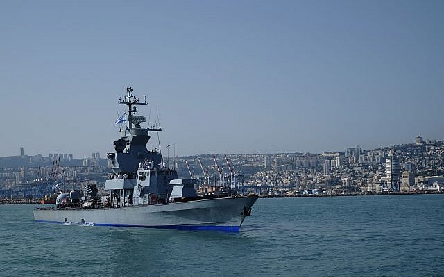 Archivo: Un barco de misiles de clase Sa'ar 4.5 sale del puerto de Haifa por delante de la flotilla de la Marina israelí en honor del 70º Día de la Independencia de Israel el 19 de abril de 2018. (Judah Ari Gross / Times of Israel)