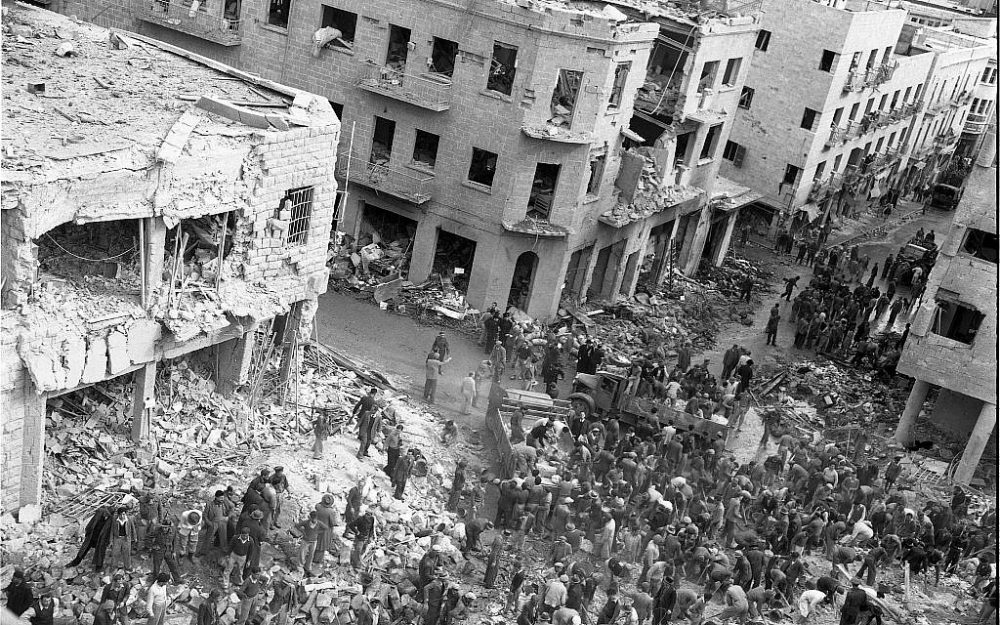 La escena de un coche bomba en la calle Ben Yehuda de Jerusalén, 22 de febrero de 1948. Los terroristas árabes que manejaban vehículos del ejército británico estallaron, matando a entre 49 y 58 civiles, e hiriendo a entre 140 y 200. (Efraim Ilani)