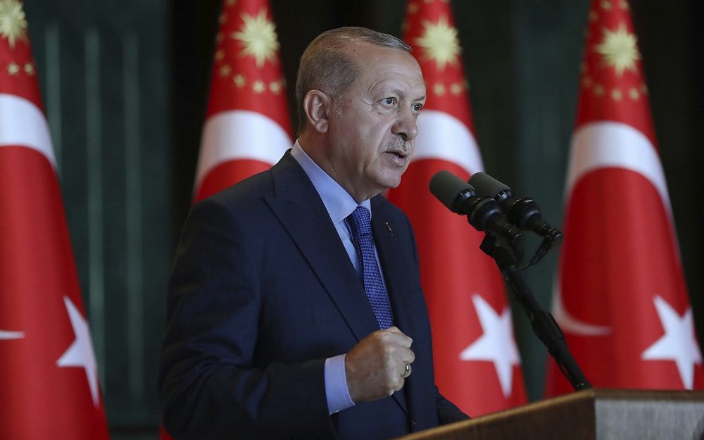 El presidente de Turquía, Recep Tayyip Erdogan, gesticula mientras pronuncia un discurso ante los embajadores turcos en el Palacio Presidencial en Turquía, el lunes 13 de agosto de 2018. (Pool Photo via AP)