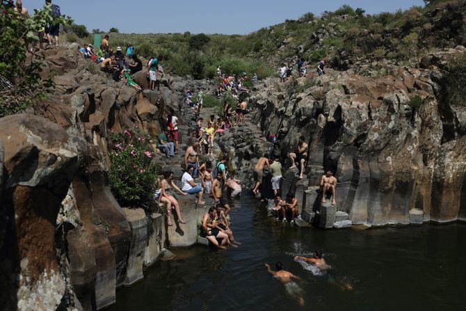 Los excursionistas nadan en la primavera de Zavitan en los Altos del Golán en el norte de Israel, el 18 de abril de 2014. (Yaakov Naumi / Flash90)