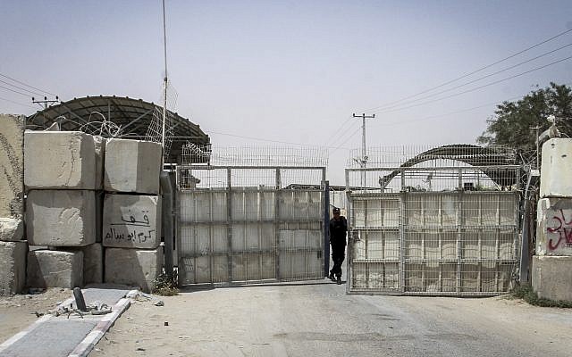 El cruce de Kerem Shalom entre Israel y la Franja de Gaza se ve desde el lado de Gaza de la frontera el 7 de junio de 2015. (Abed Rahim Khatib / Flash90)